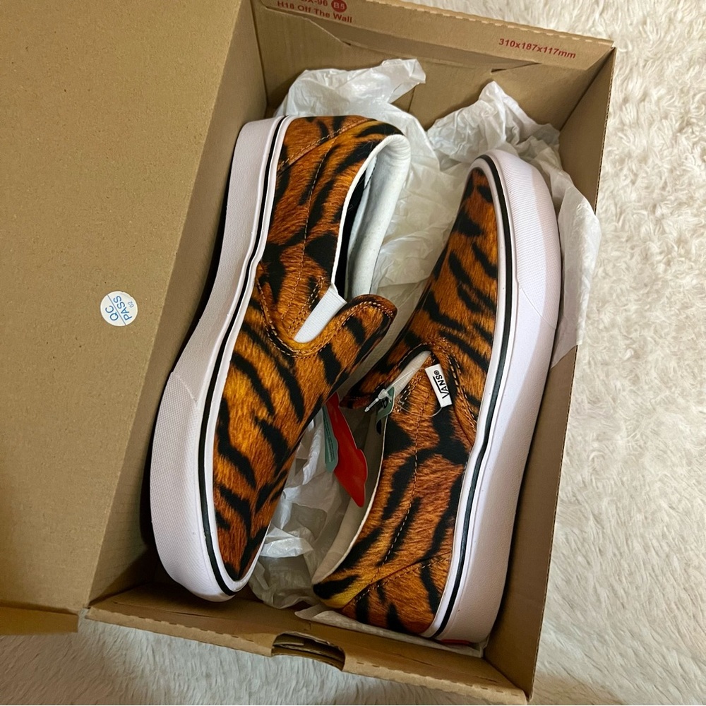 SOLD*** Vans Tiger Comfycush Slip-on - Picture 8 of 9